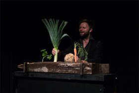 Ticketmotiv RALF DIE KAROTTE Und Das Totenerweckungssüppchen Mit Andreu Andreu // Gemüseoper Für Kinder Ab 4 Jahren